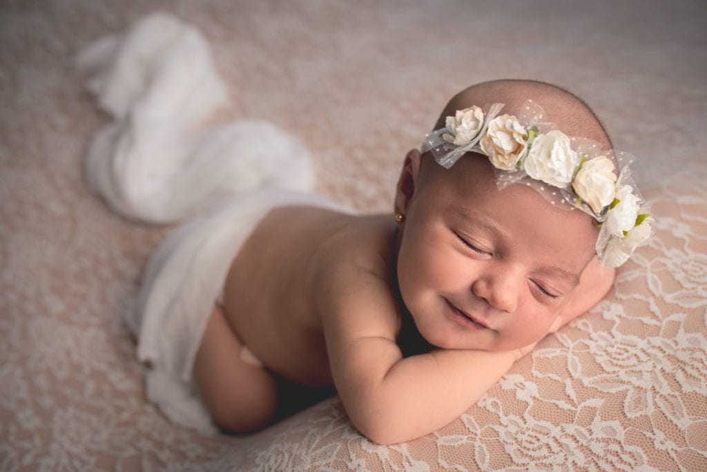 Newborn - Bebé sonriendo mientras duerme