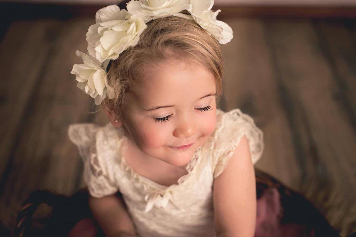 Niña pequeña con flores en el pelo y vestido