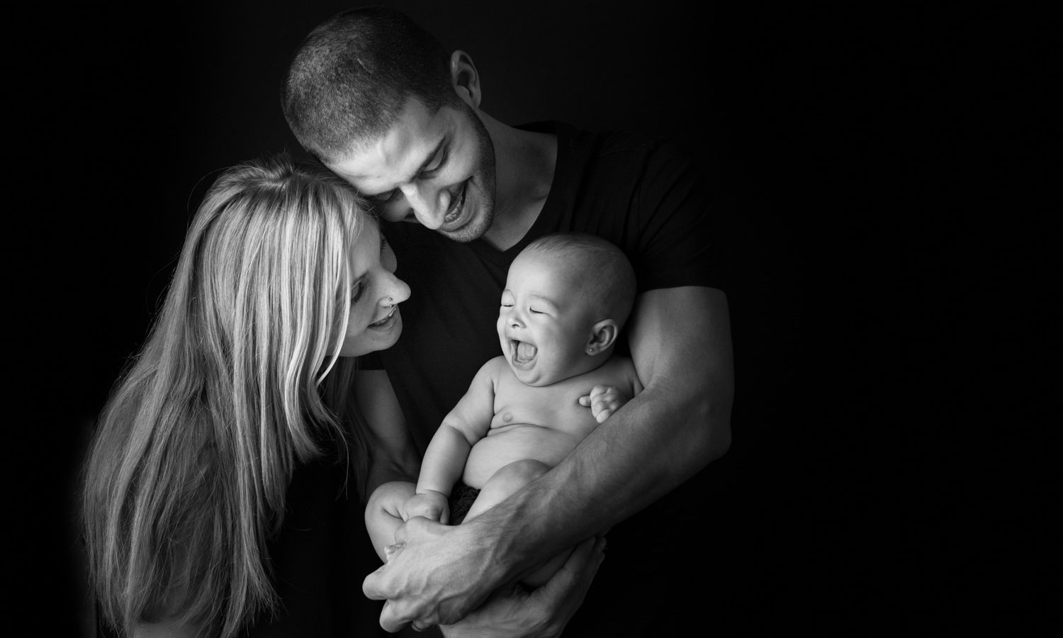 Familia con bebé en blanco y negro